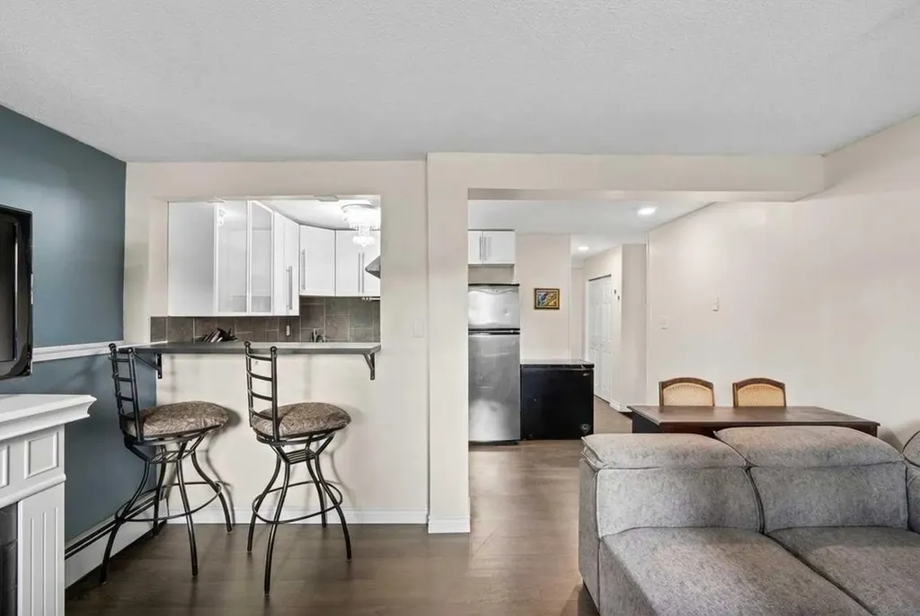2407 17 Street SW Calgary AB T2T 4M9