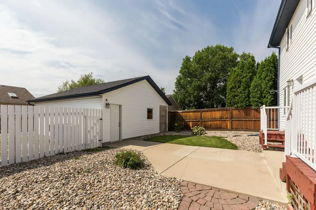 86 Riverstone Boulevard W Lethbridge AB T1K 7X5