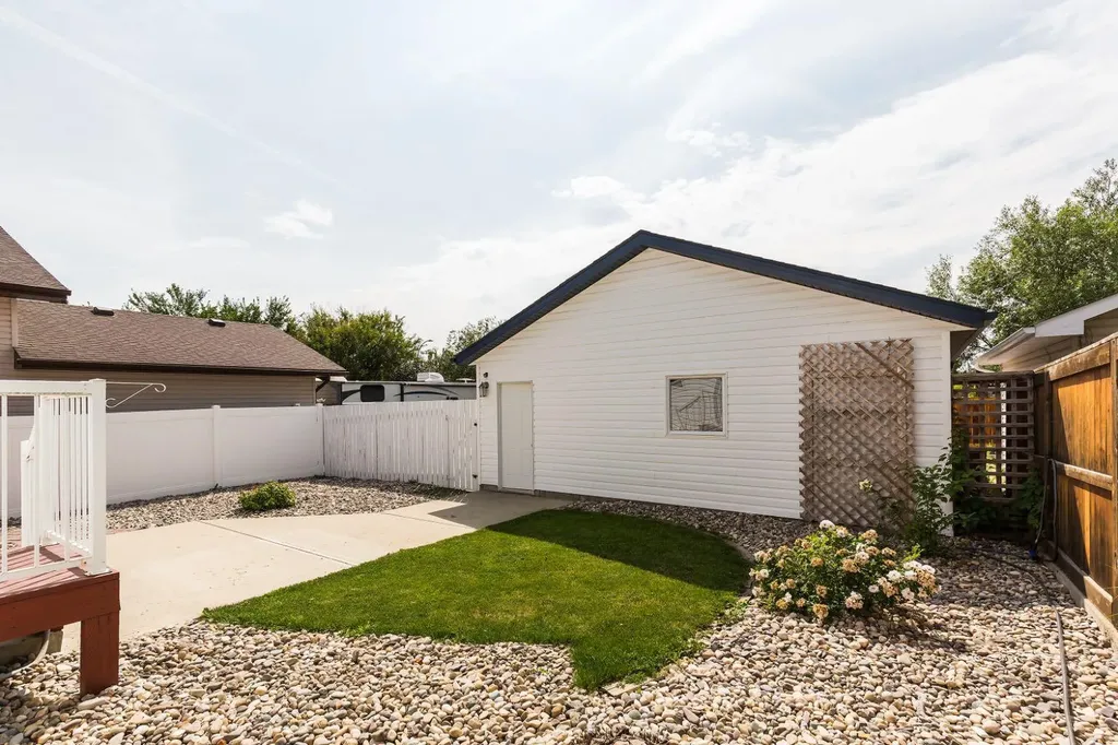 86 Riverstone Boulevard W Lethbridge AB T1K 7X5