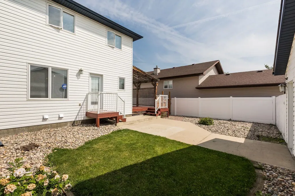 86 Riverstone Boulevard W Lethbridge AB T1K 7X5