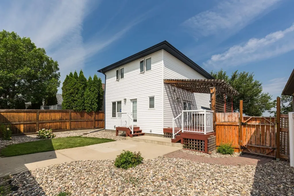 86 Riverstone Boulevard W Lethbridge AB T1K 7X5