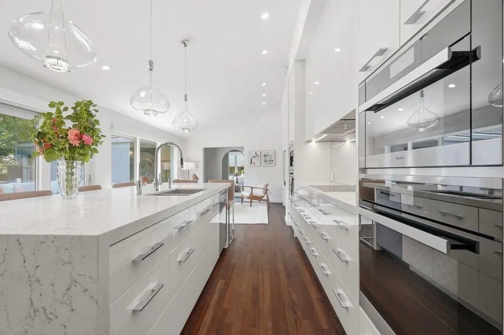 1021 Bel-aire Drive SW Calgary AB T2V 2C1