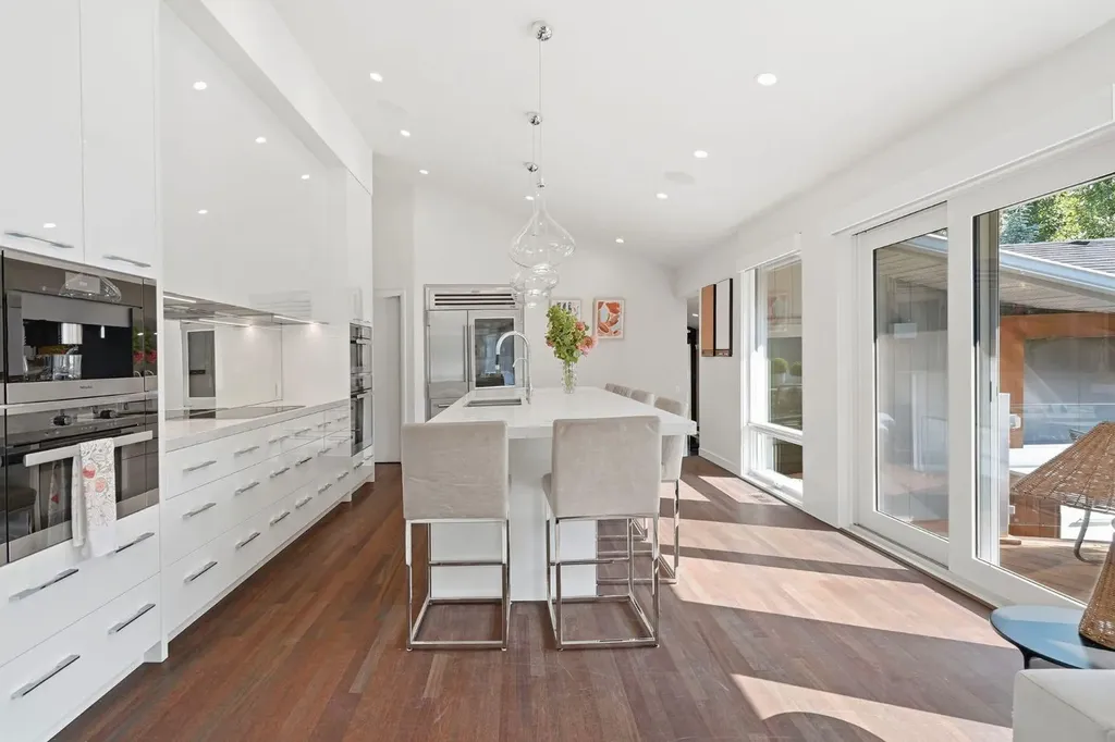 1021 Bel-aire Drive SW Calgary AB T2V 2C1