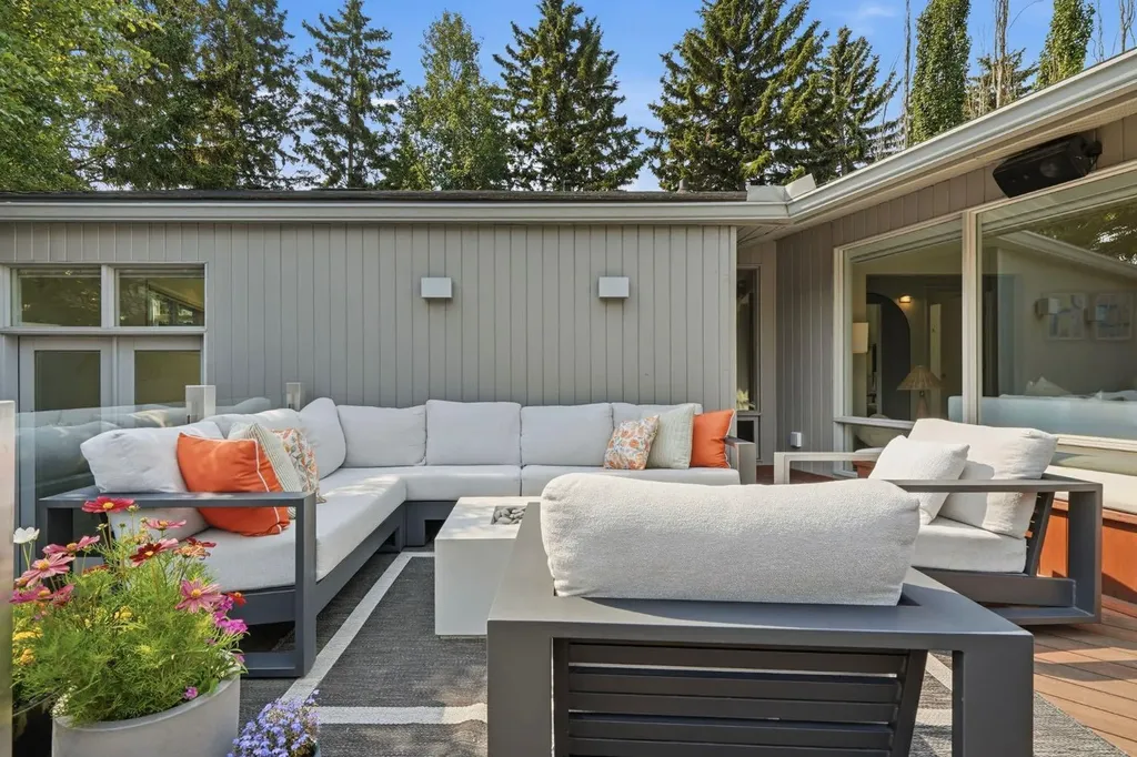 1021 Bel-aire Drive SW Calgary AB T2V 2C1