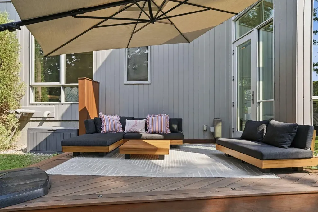 1021 Bel-aire Drive SW Calgary AB T2V 2C1
