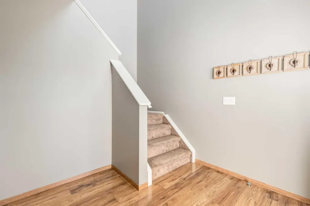 87 Royal Elm Way NW Calgary AB T3G 5M3