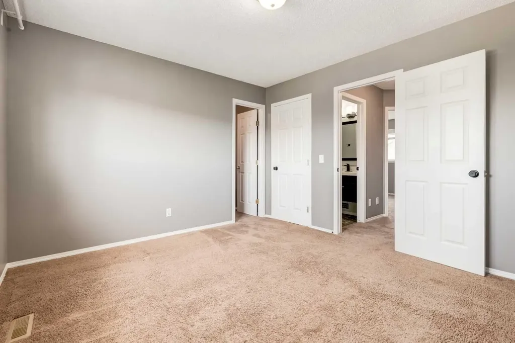 87 Royal Elm Way NW Calgary AB T3G 5M3