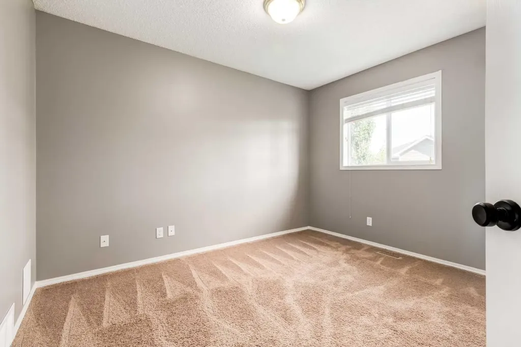 87 Royal Elm Way NW Calgary AB T3G 5M3