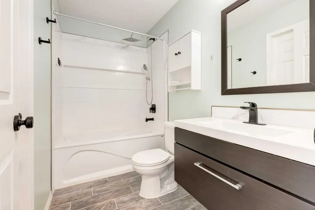 87 Royal Elm Way NW Calgary AB T3G 5M3
