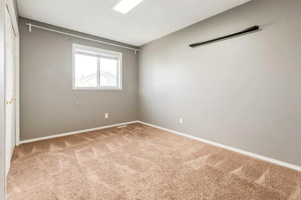 87 Royal Elm Way NW Calgary AB T3G 5M3