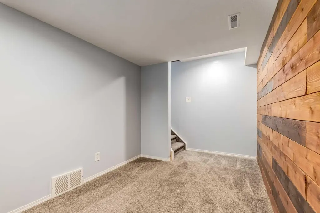 87 Royal Elm Way NW Calgary AB T3G 5M3