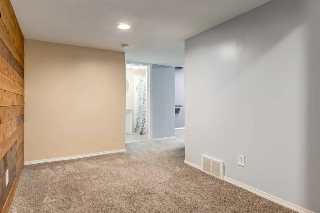 87 Royal Elm Way NW Calgary AB T3G 5M3