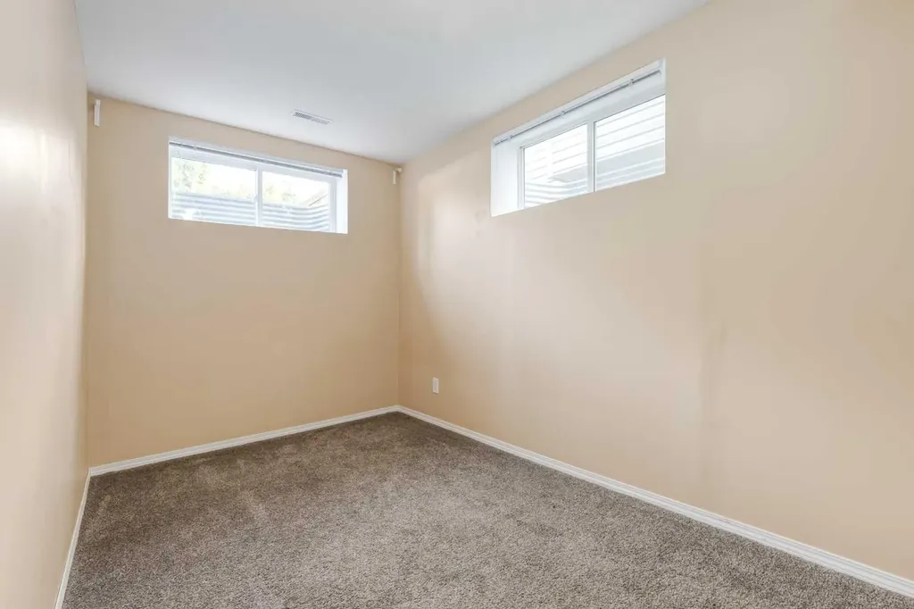 87 Royal Elm Way NW Calgary AB T3G 5M3