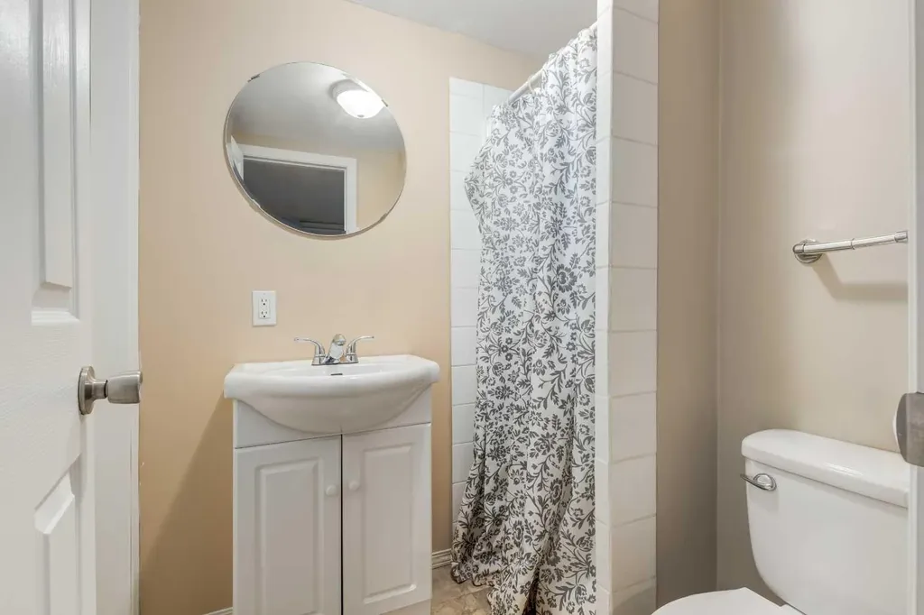 87 Royal Elm Way NW Calgary AB T3G 5M3