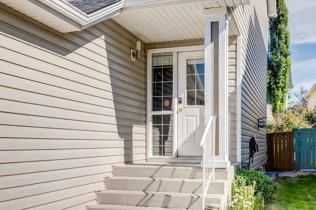 87 Royal Elm Way NW Calgary AB T3G 5M3