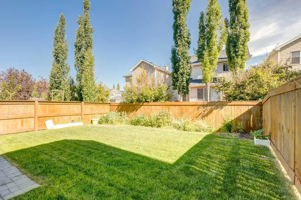 87 Royal Elm Way NW Calgary AB T3G 5M3
