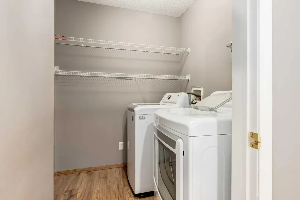 87 Royal Elm Way NW Calgary AB T3G 5M3