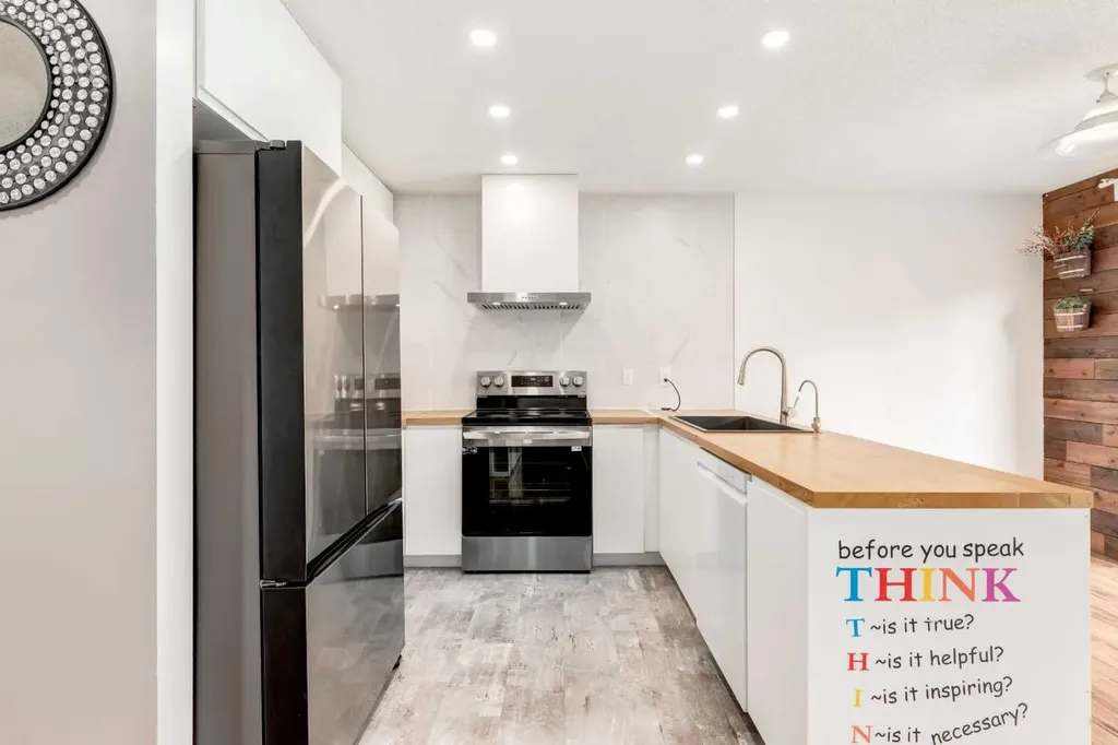87 Royal Elm Way NW Calgary AB T3G 5M3