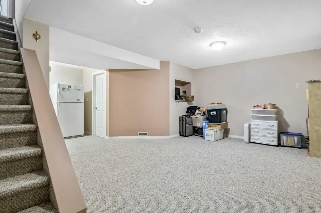 216 B Royal Diamond Valley AB T0L 2A0