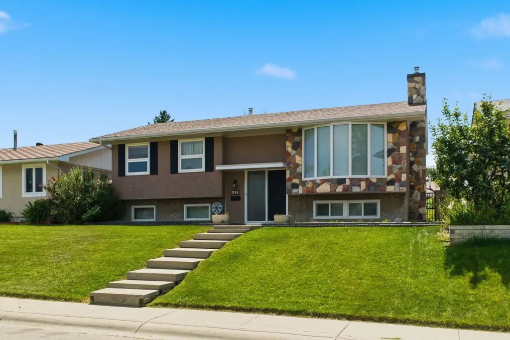 160 Marbrooke Circle NE Calgary AB T2A 2W6