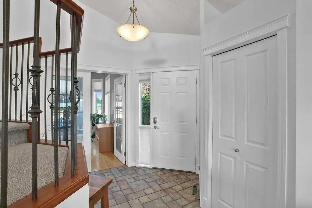 147 Springbank Villas SW Calgary AB T3H 4S9
