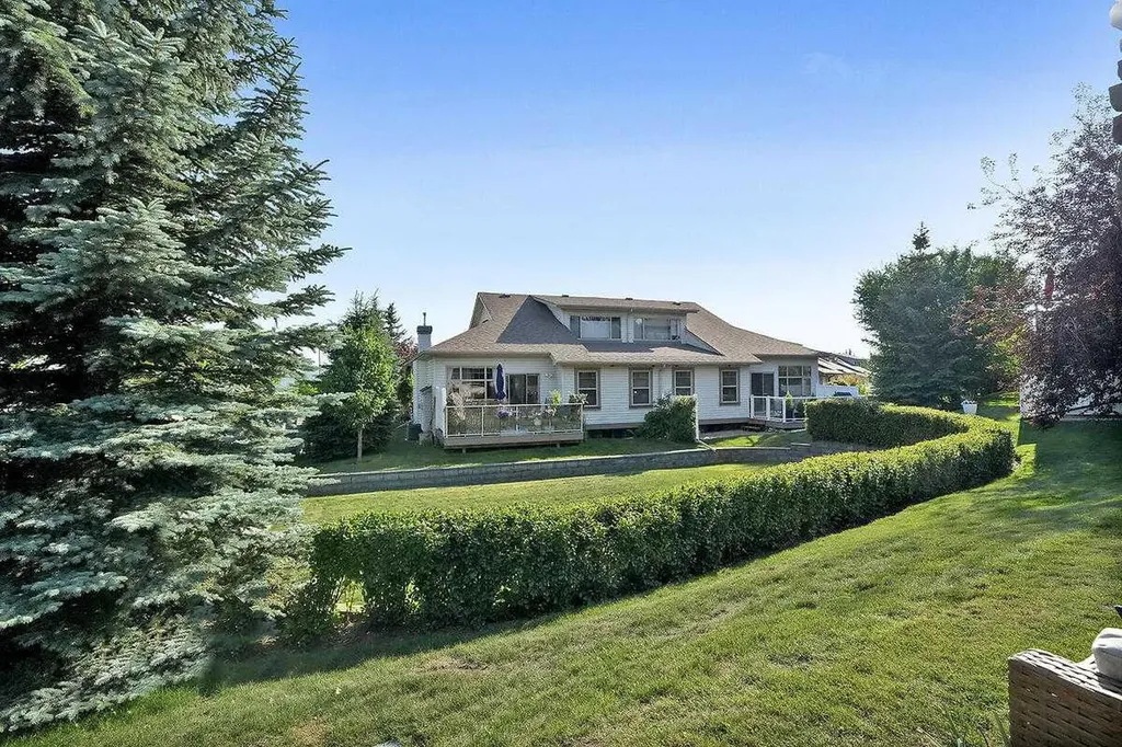 147 Springbank Villas SW Calgary AB T3H 4S9
