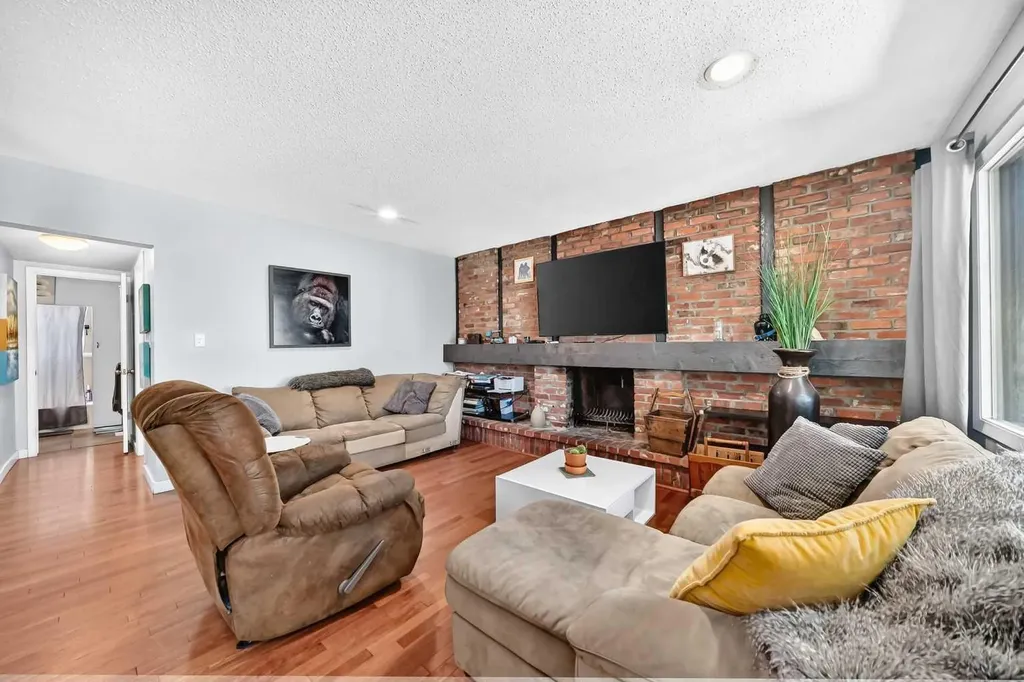 2405 30 Street SW Calgary AB T2E 2L9