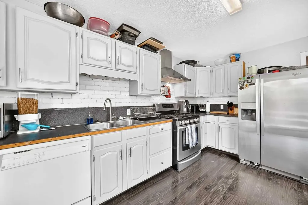 2405 30 Street SW Calgary AB T2E 2L9