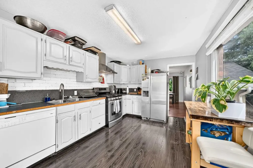 2405 30 Street SW Calgary AB T2E 2L9