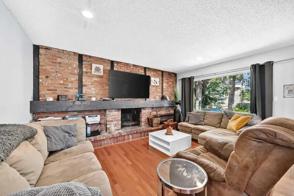 2405 30 Street SW Calgary AB T2E 2L9