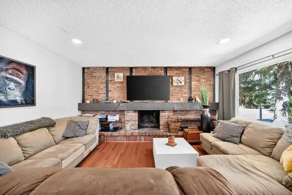 2405 30 Street SW Calgary AB T2E 2L9