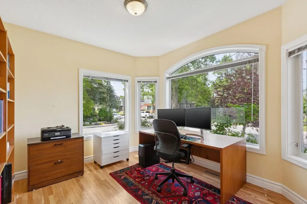 739 24 Avenue NW Calgary AB T2M 1X8