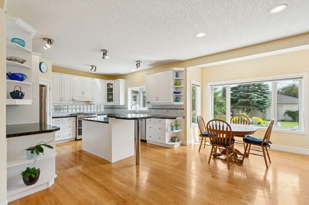 739 24 Avenue NW Calgary AB T2M 1X8