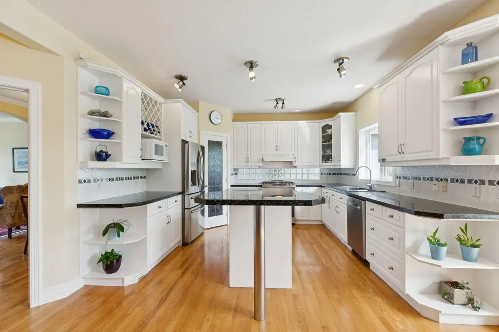 739 24 Avenue NW Calgary AB T2M 1X8