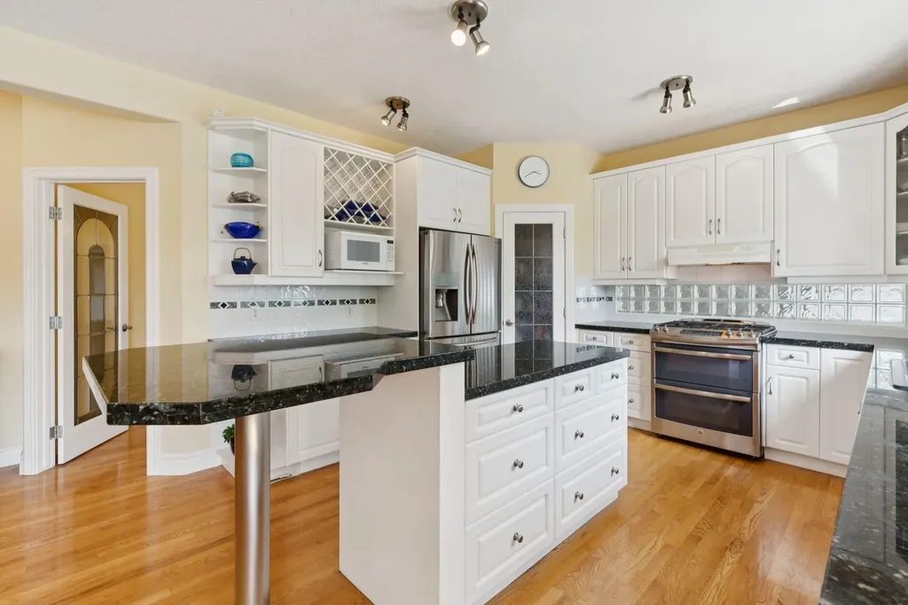 739 24 Avenue NW Calgary AB T2M 1X8