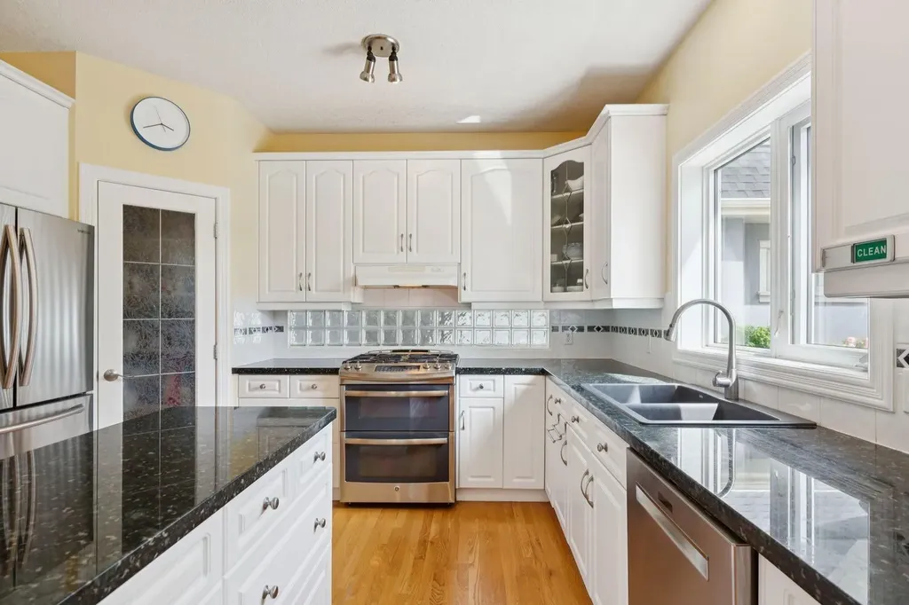739 24 Avenue NW Calgary AB T2M 1X8