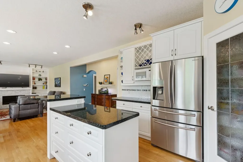 739 24 Avenue NW Calgary AB T2M 1X8