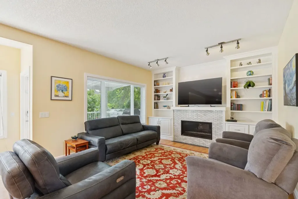 739 24 Avenue NW Calgary AB T2M 1X8