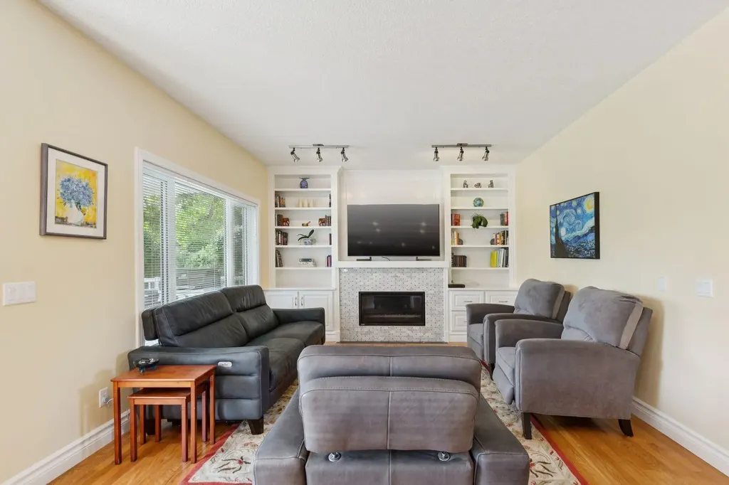 739 24 Avenue NW Calgary AB T2M 1X8