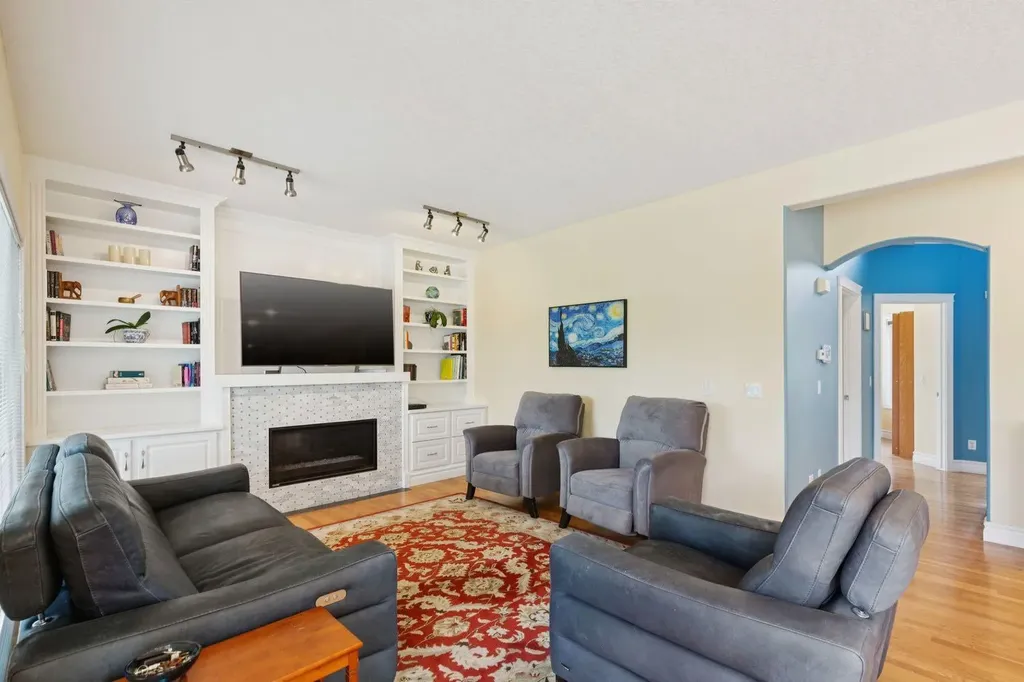 739 24 Avenue NW Calgary AB T2M 1X8