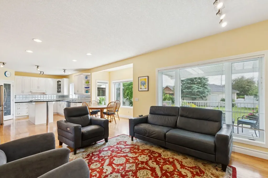 739 24 Avenue NW Calgary AB T2M 1X8
