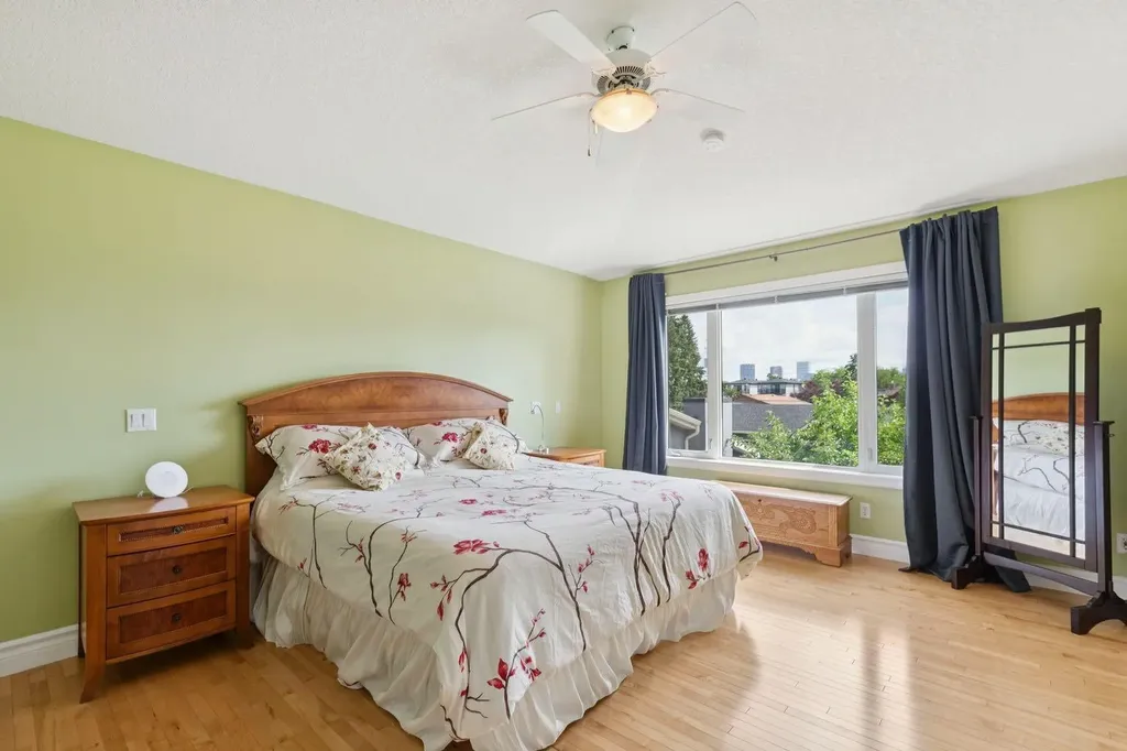 739 24 Avenue NW Calgary AB T2M 1X8