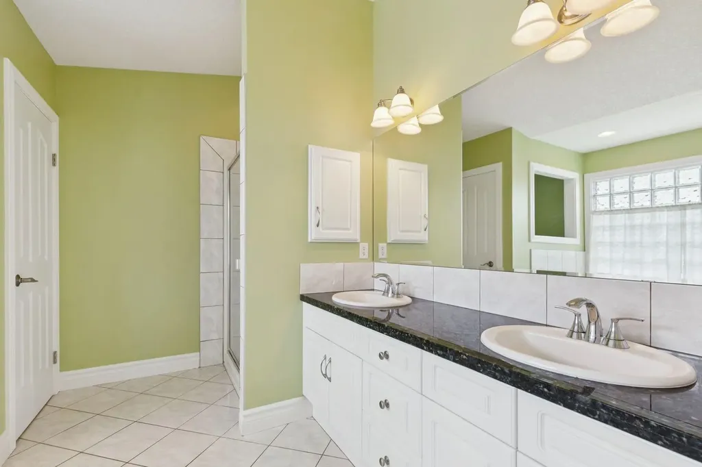 739 24 Avenue NW Calgary AB T2M 1X8