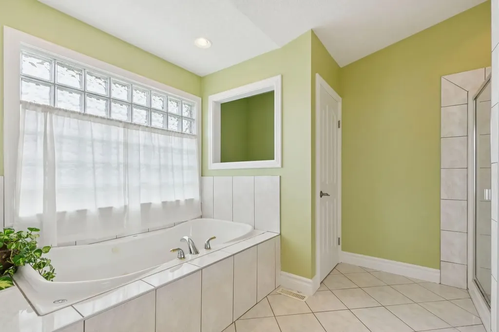 739 24 Avenue NW Calgary AB T2M 1X8