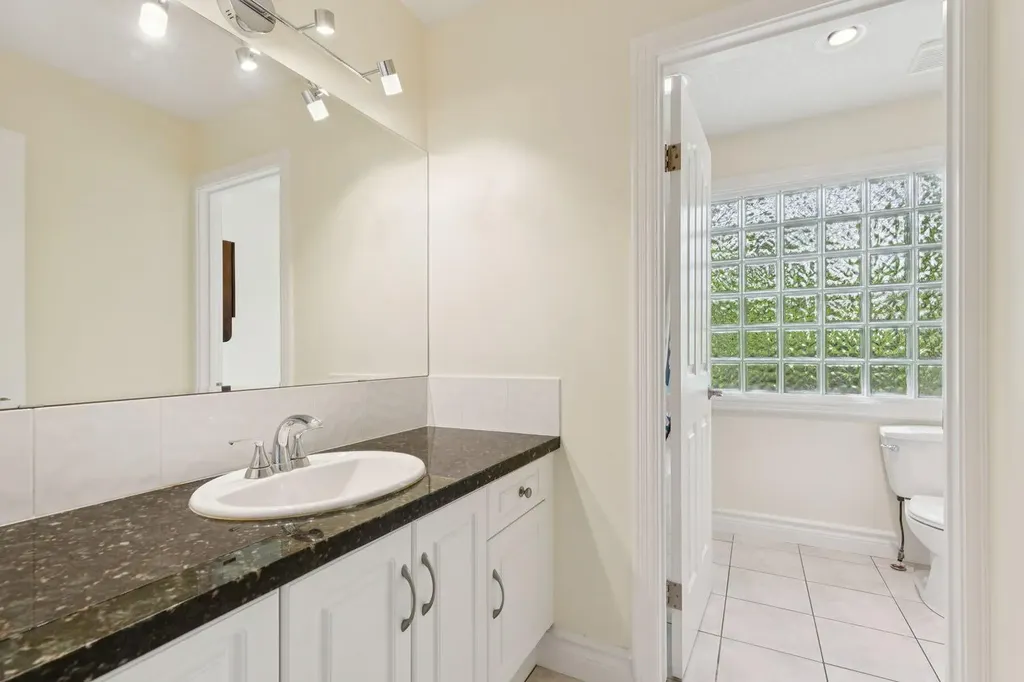 739 24 Avenue NW Calgary AB T2M 1X8