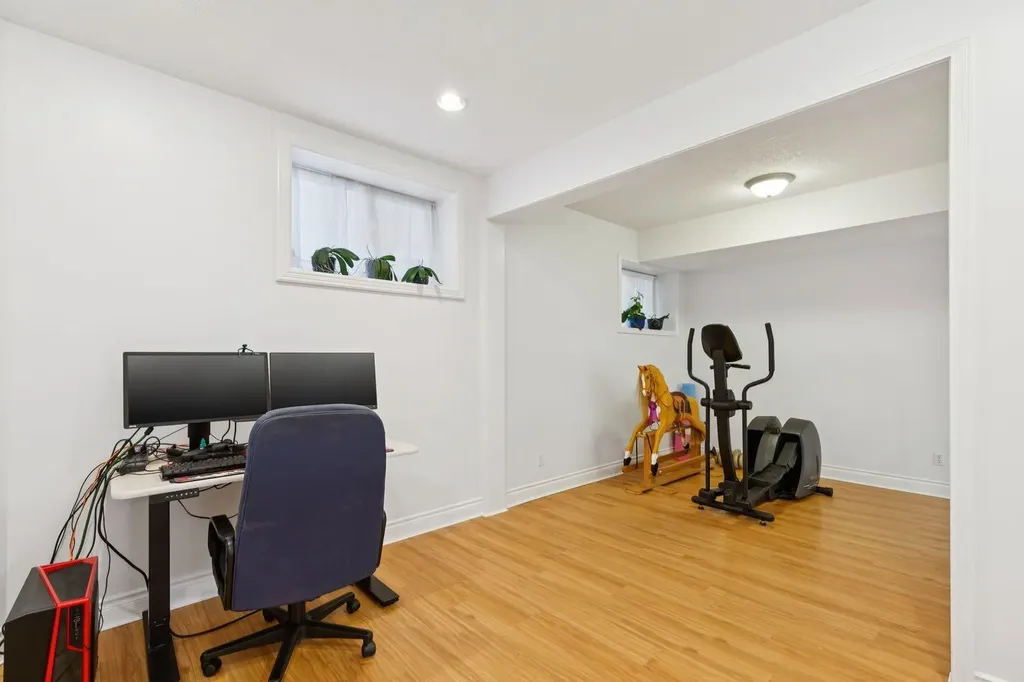 739 24 Avenue NW Calgary AB T2M 1X8