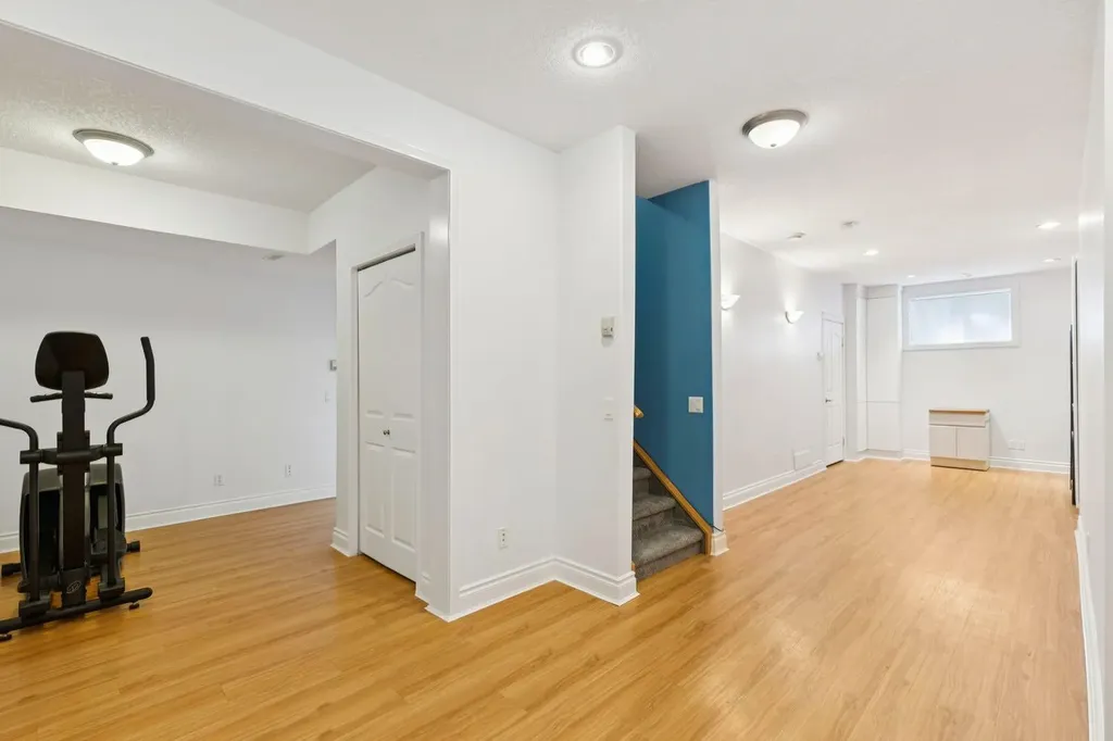 739 24 Avenue NW Calgary AB T2M 1X8