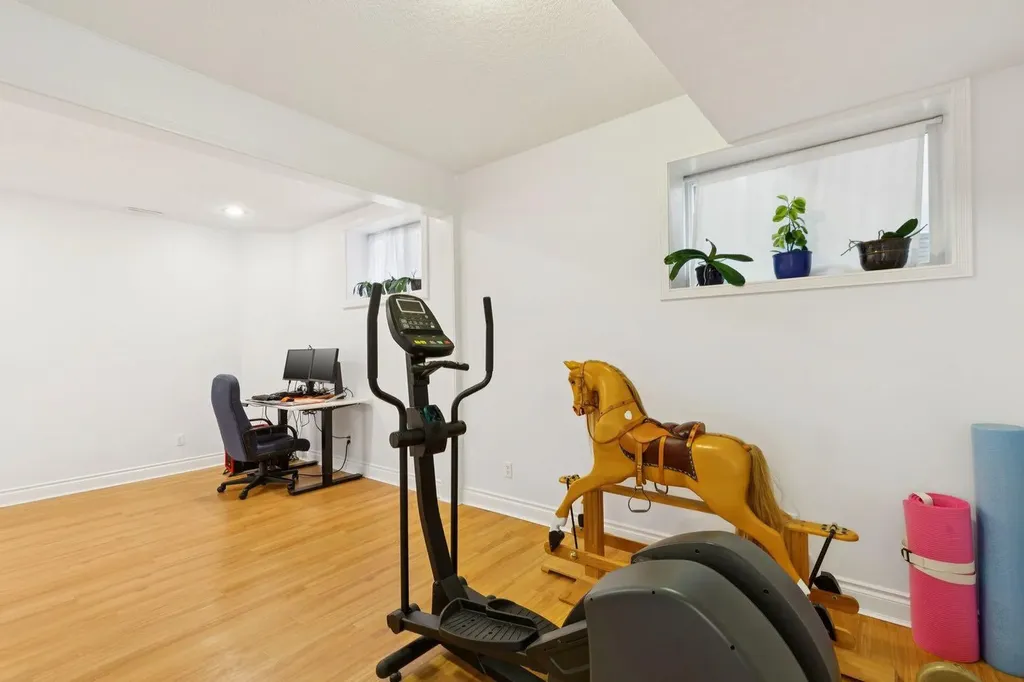 739 24 Avenue NW Calgary AB T2M 1X8