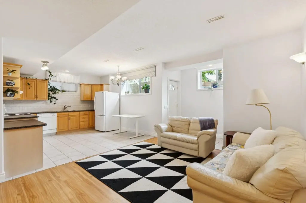 739 24 Avenue NW Calgary AB T2M 1X8
