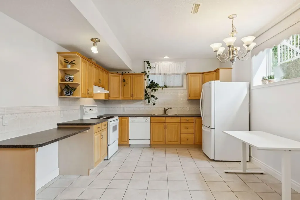 739 24 Avenue NW Calgary AB T2M 1X8